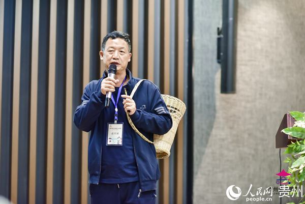 圖為楊祖華在貴陽旅游講座上推介背簍。