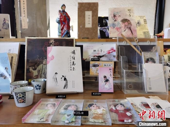 由昆曲衍生出众多文创品，让古老的昆曲以更多方式走进现代的日常生活。　钟升 摄