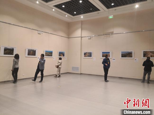 图为影像展现场?！》胫揪?摄
