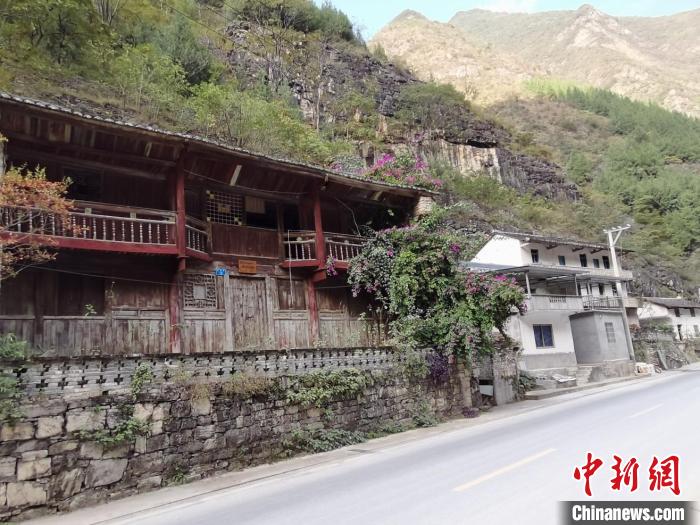 图为重庆市级文物秦氏民居旁的各种现代建筑。　彭国威 摄