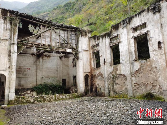 图为宁厂古镇“七里半边街”一瞥?！∨砉?摄