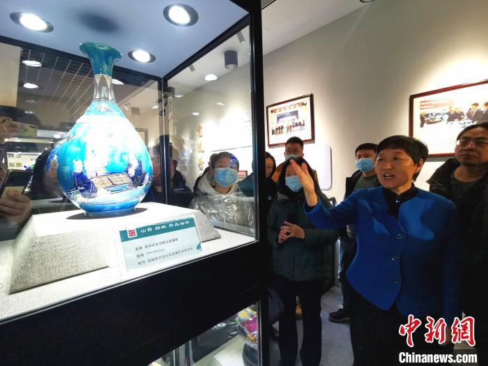 乔香平正在来自全国各地的陶瓷企业代表和手工艺人介绍“乔氏珐华”技艺?！⊙罱苡?摄
