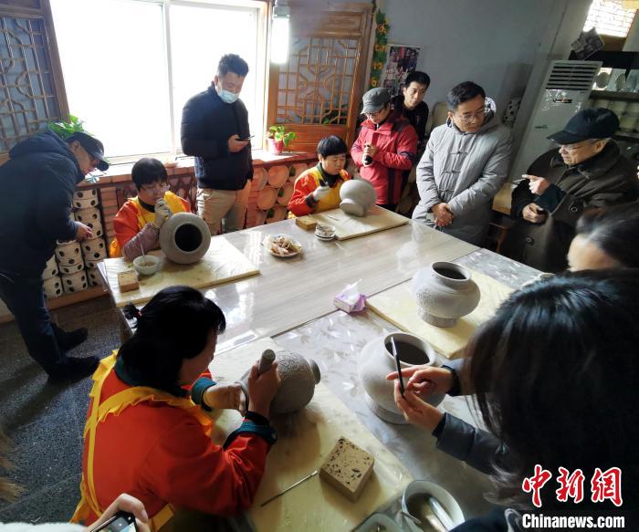阳城县侨枫瓷业有限公司的陶瓷体验馆内一片忙碌?！⊙罱苡?摄