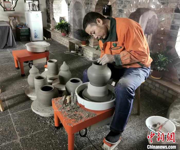 梁小板在陶瓷体验馆内忙碌着?！⊙罱苡?摄