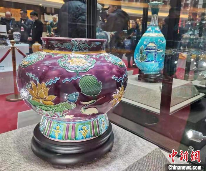 与“唐三彩”齐名的珐华，是古代山西特有的一种低温釉陶瓷，由琉璃演变而来?！∑钕?摄