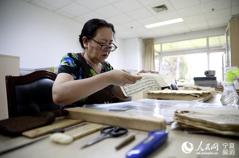 修复古籍的工具整齐排列在桌角。人民网 高嘉蔚摄